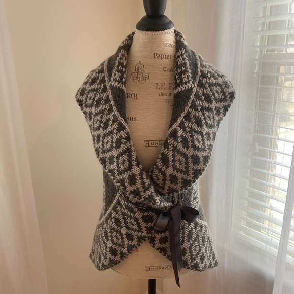 Black and White Mary Patterned Women´s Tie Front Vest...